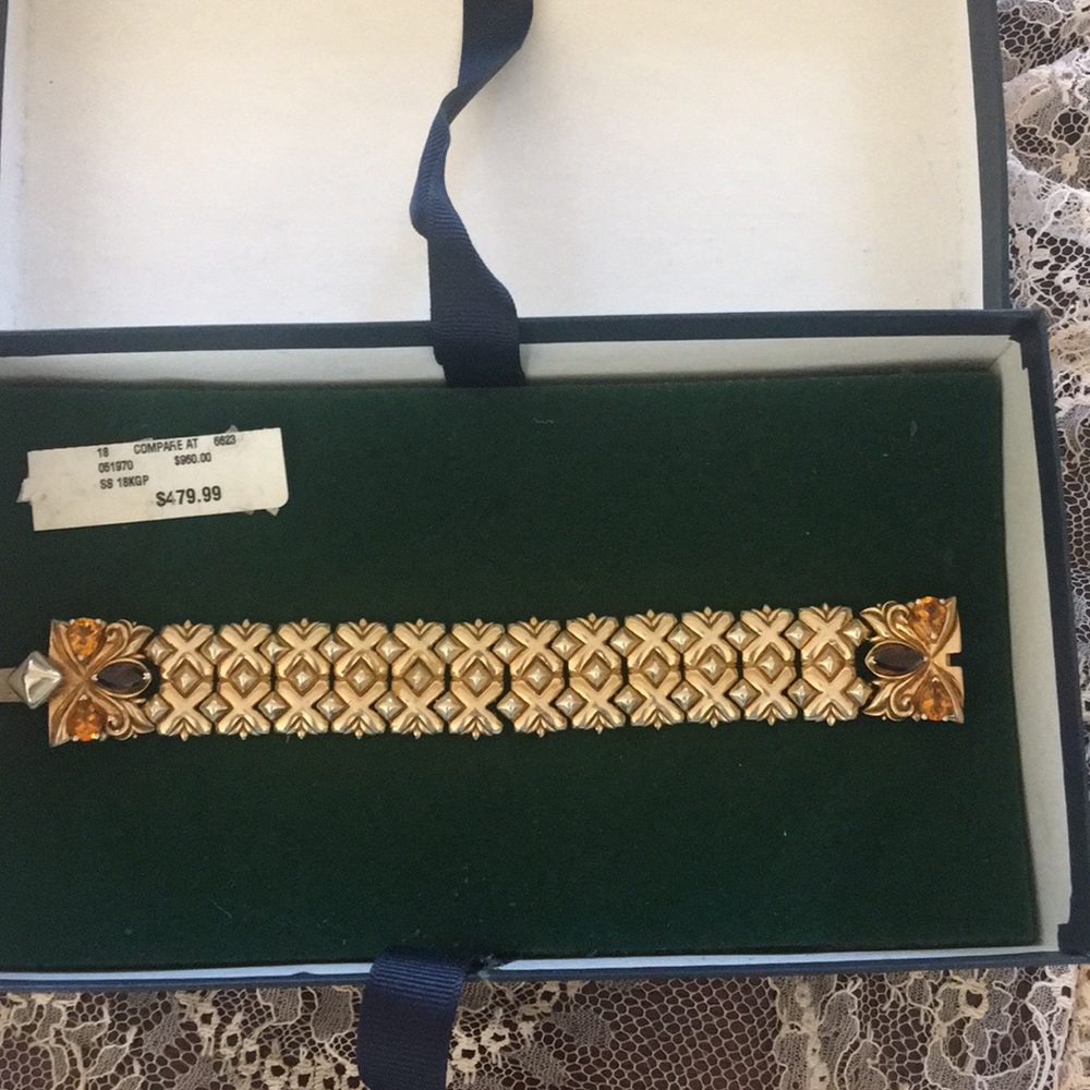 Gold pleated bracelet